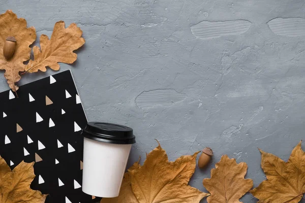 Sonbahar kompozisyonu. Kahve, defter, sonbahar yapraklı kulaklık. Düz konum, üst görünüm, kopyalama alanı — Stok fotoğraf
