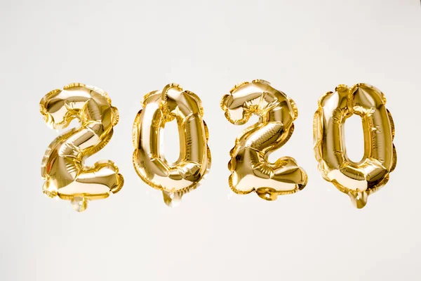 Gelukkig Nieuwjaar 2020 feest. Gouden folie ballonnen cijfer 2020 op witte achtergrond — Stockfoto