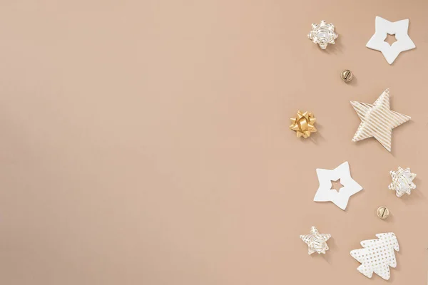 Рождественская композиция Подарки, ремесла и золотые украшения на белом фоне. Плоская кладка, вид сверху, копировальное пространство — стоковое фото
