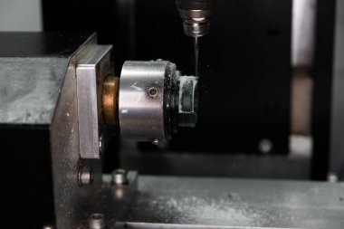  Modern mücevher teknolojisi. Cnc makinesi yeşil mum halkayı kesiyor. Yüzük üretimi. Mücevher yapımı.. 