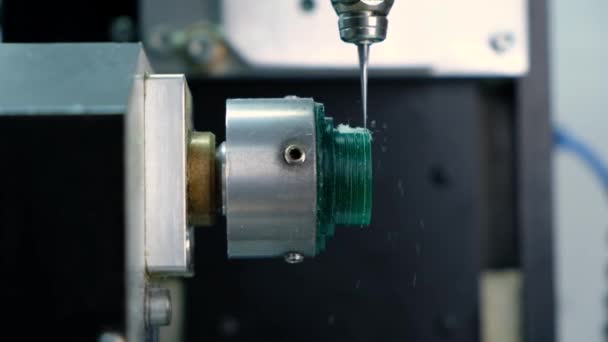 Modern ékszer technológia. A CNC gép kivágja a zöld viaszgyűrűt. Gyűrűk gyártása. Kézműves ékszerkészítés. — Stock videók