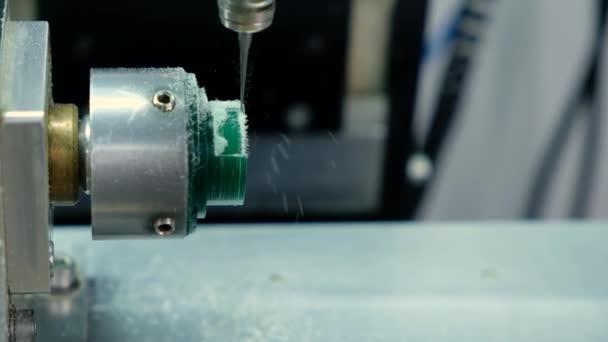 Moderne sieradentechnologie. Cnc-machine knipt groene wasring uit. Productie van ringen. Ambachtelijke sieraden maken. — Stockvideo