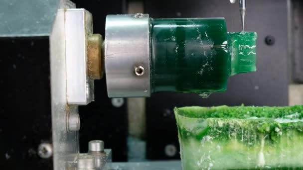 Moderne sieradentechnologie. Cnc-machine knipt groene wasring uit. Productie van ringen. Ambachtelijke sieraden maken. — Stockvideo