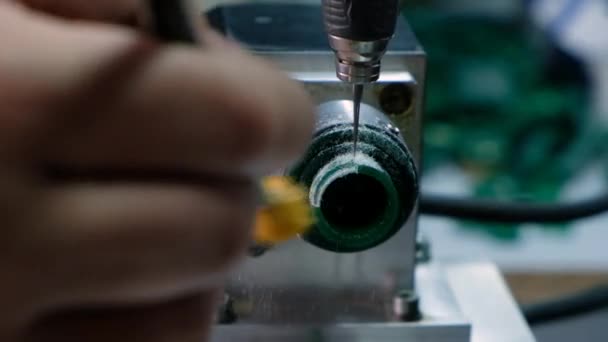 Tecnologia de jóias moderna. Máquina CNC corta anel de cera verde. Produção de anéis. Fabricação de joalharia artesanal . — Vídeo de Stock