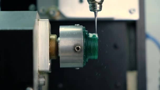 現代のジュエリー技術。CNCマシンは緑のワックスリングをカットします。リングの製造。クラフトジュエリー製作. — ストック動画