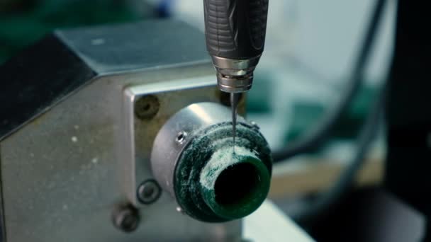 Tecnología de joyería moderna. La máquina CNC corta el anillo de cera verde. Producción de anillos. Joyería artesanal . — Vídeo de stock