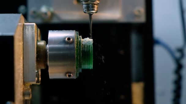 Moderne sieradentechnologie. Cnc-machine knipt groene wasring uit. Productie van ringen. Ambachtelijke sieraden maken. — Stockvideo