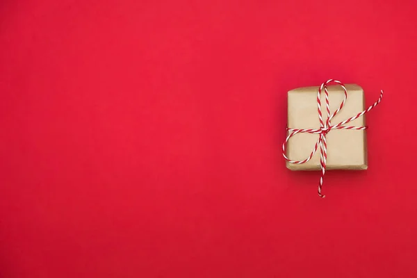 Подарочная коробка на красном фоне на День Святого Валентина. Пространство для текста. Открытки или веб-баннер . — стоковое фото