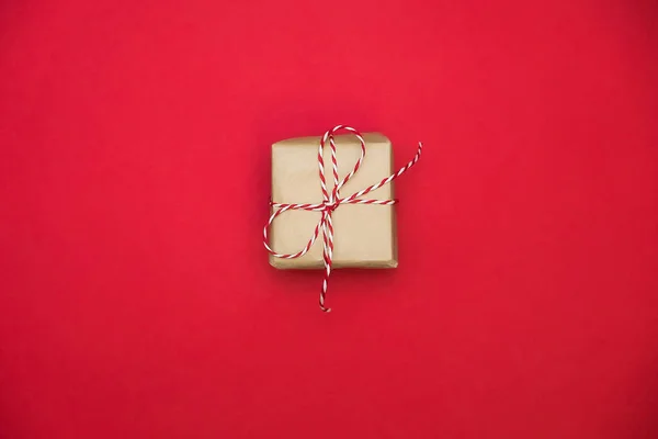 Подарочная коробка на красном фоне на День Святого Валентина. Пространство для текста. Открытки или веб-баннер . — стоковое фото