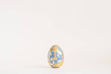 Beyaz arka planda izole edilmiş altın potansiyeli olan Paskalya yumurtası. Asgari paskalya konsepti. Metin Üst görünümü ve düz görünümü için kopyalama alanı olan Mutlu Paskalyalar kartı. 