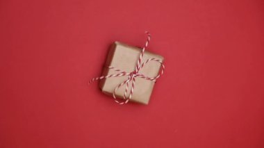 Kırmızı arka planda dönen 360 derecelik el işi hediye kutusu. Kusursuz döngü. Satış, indirim, tatil ve alışveriş için hediye. Sevgililer Günü, Kadınlar Günü, Noel, Yeni Yıl
