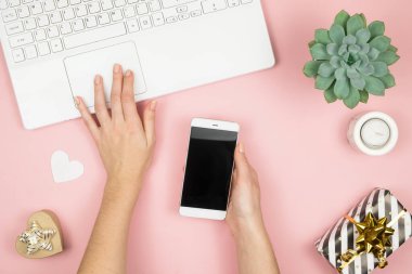 Kadınlar için çalışma alanı. Kız blogcu telefon ve dizüstü bilgisayarla çalışıyor. Serbest meslek kavramı. Bilgisayarı ve interneti kullanarak telesekreter mesajı, çevrimiçi çalışma.