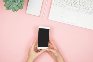 Kadınlar için çalışma alanı. Kız blogcu telefon ve dizüstü bilgisayarla çalışıyor. Serbest meslek kavramı. Bilgisayarı ve interneti kullanarak telesekreter mesajı, çevrimiçi çalışma.