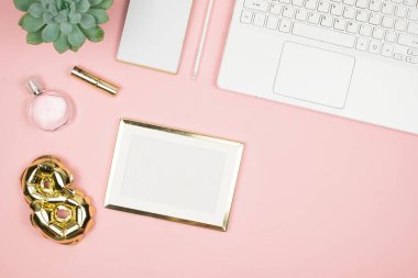 Dizüstü bilgisayarı, parfümü, altın folyo balonu ve kopyalama alanı olan kadınlar. Üst Manzara. Mutlu kadınlar günü. 8 Mart tebrikler.. 