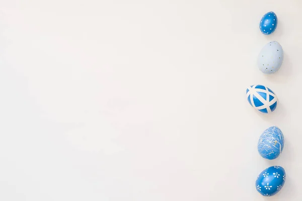 Blaue Ostereier isoliert auf weißem Hintergrund. Minimales Osterkonzept. frohe Osterkarte mit Kopierplatz für Text. Ansicht von oben, flach — Stockfoto