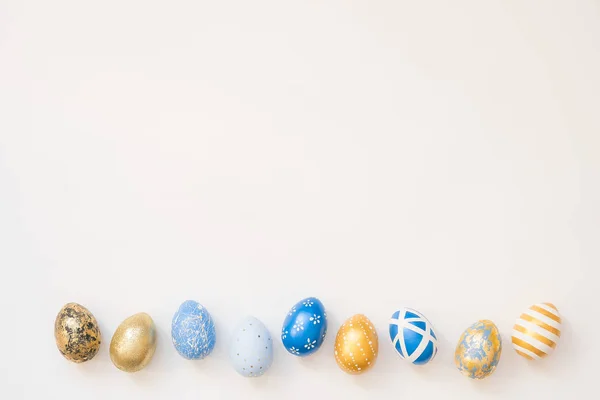 Marco de huevos decorados con Pascua aislados sobre fondo blanco. Mínimo concepto de Pascua. Tarjeta de Pascua feliz con espacio de copia para el texto. Vista superior, plano —  Fotos de Stock