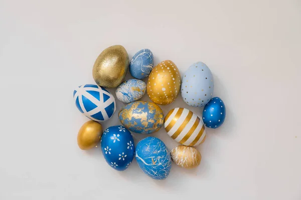 Marco de huevos decorados con Pascua aislados sobre fondo blanco. Mínimo concepto de Pascua. Tarjeta de Pascua feliz con espacio de copia para el texto. Vista superior, plano — Foto de Stock