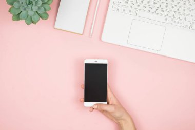 Kadınlar için çalışma alanı. Kız blogcu telefon ve dizüstü bilgisayarla çalışıyor. Serbest meslek kavramı. Bilgisayarı ve interneti kullanarak telesekreter mesajı, çevrimiçi çalışma.