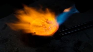 Altın eriten kuyumcudan sıvı haldeki altını benzin ocağıyla karıştırıyor. Profesyonel aletlerle mücevher yapımı.