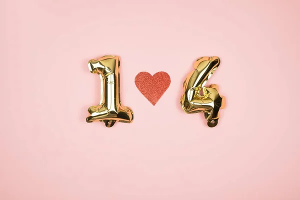 Globos dorados numeral 14 sobre fondo rosa. Feliz día de San Valentín — Foto de Stock