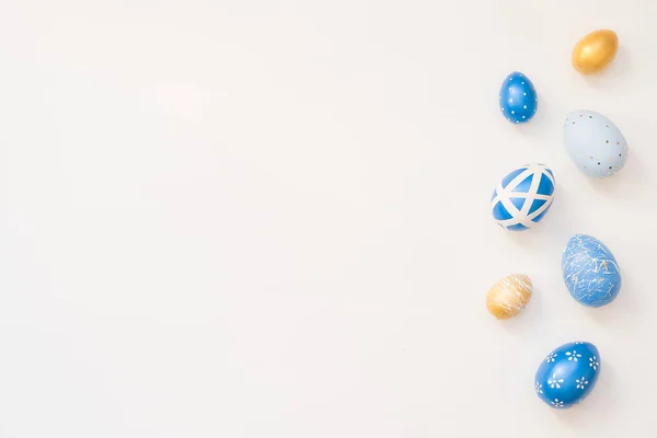 Huevos azules decorados con Pascua aislados sobre fondo blanco. Mínimo concepto de Pascua. Tarjeta de Pascua feliz con espacio de copia para el texto. Vista superior, plano — Foto de Stock