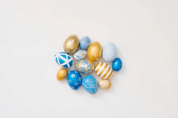 Cornice di uova decorate Pasqua isolato su sfondo bianco. Concetto pasquale minimo. Buona Pasqua con spazio per la copia del testo. Vista dall'alto, piatta — Foto Stock