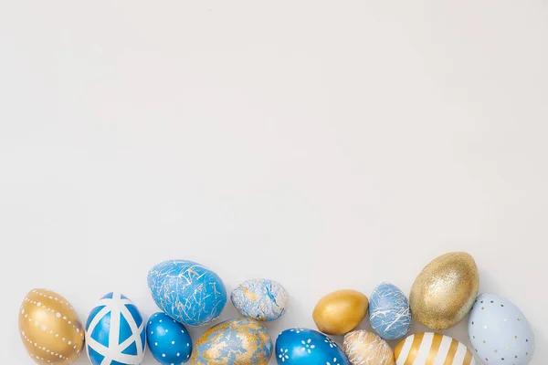 Marco de huevos decorados con Pascua aislados sobre fondo blanco. Mínimo concepto de Pascua. Tarjeta de Pascua feliz con espacio de copia para el texto. Vista superior, plano — Foto de Stock