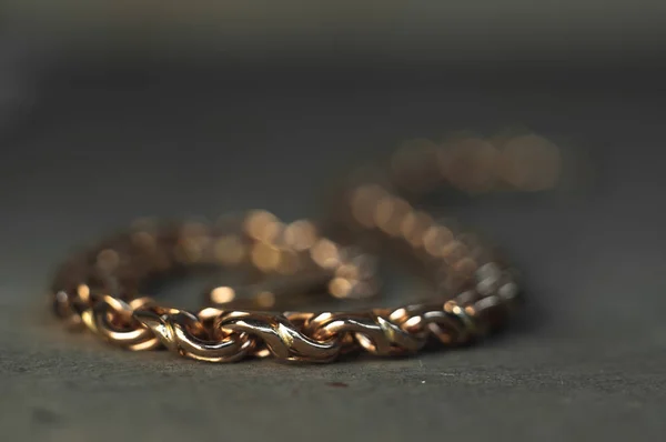 Close-up de pulseira inacabada na mesa de ourives. Jóias no processo de fabricação. Corrente de tecelagem. Fabricação de jóias artesanais com ferramentas profissionais . — Fotografia de Stock