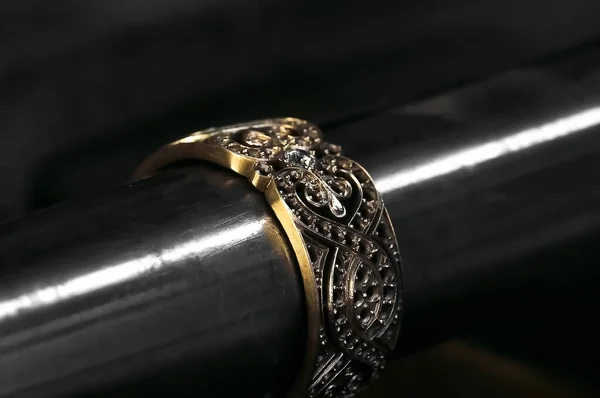 Close-up de diamante no anel. Fabricação de jóias artesanais com ferramentas profissionais . — Fotografia de Stock