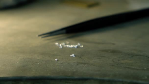 Diamond in tweezers. Craft jewelery, professional tools. Ring repairing. Macro shot. — Stok video