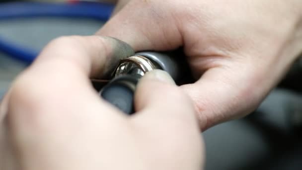 Руки ювеліра полірують кільце на полірувальній машині. Ґолдсміт працює на роботі. — стокове відео