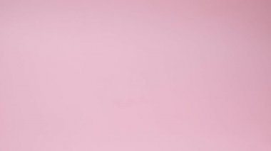 Pembe retro oyuncak araba pembe arka planda gül buketi getiriyor. 14 Şubat kartı, Sevgililer Günü. 8 Mart, Uluslararası Mutlu Kadın Günü