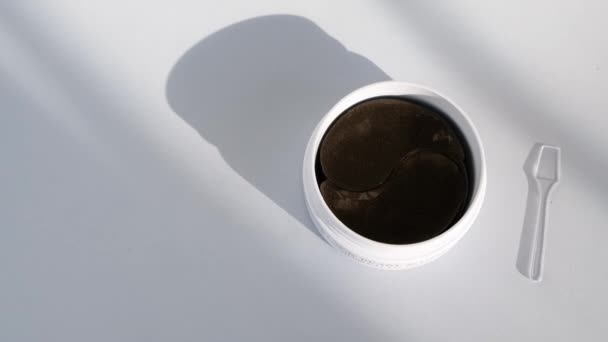 Paquet avec des patchs collagène pour les yeux sur fond blanc. patch coréen hydrogel pour les yeux 