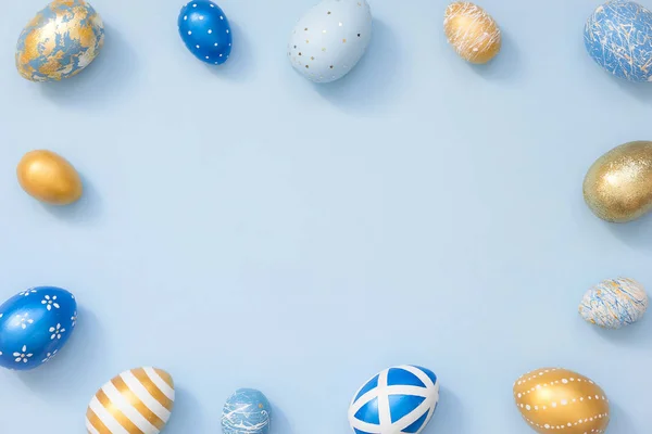 Marco de huevos dorados de Pascua decorados en nido sobre fondo azul para banner web. Mínimo concepto de Pascua. Tarjeta de Pascua feliz con espacio de copia para el texto. Vista superior, plano . — Foto de Stock