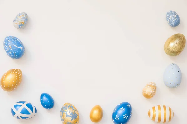 Marco de huevos decorados con Pascua aislados sobre fondo blanco. Mínimo concepto de Pascua. Tarjeta de Pascua feliz con espacio de copia para el texto. Vista superior, plano — Foto de Stock