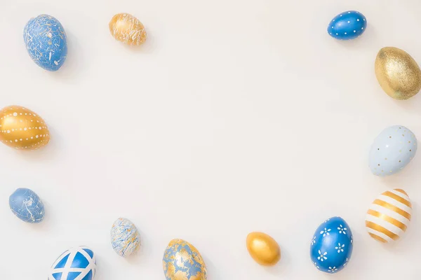 Marco de huevos decorados con Pascua aislados sobre fondo blanco. Mínimo concepto de Pascua. Tarjeta de Pascua feliz con espacio de copia para el texto. Vista superior, plano — Foto de Stock