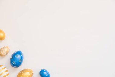 Paskalya süslemeli yumurta çerçevesi beyaz arka planda izole edilmiş. Asgari paskalya konsepti. Mesaj için fotokopi alanı olan mutlu Paskalyalar. Üst görünüm, düz görünüm