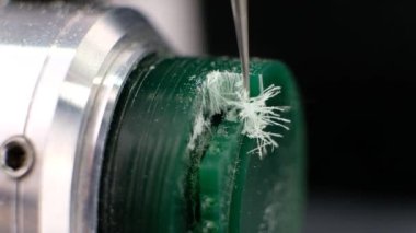  Modern mücevher teknolojisi. Cnc makinesi yeşil mum halkayı kesiyor. Yüzük üretimi. Mücevher yapımı.. 