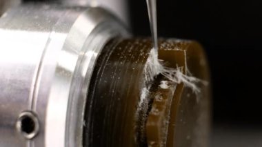  Modern mücevher teknolojisi. Cnc makinesi yeşil mum halkayı kesiyor. Yüzük üretimi. Mücevher yapımı.. 