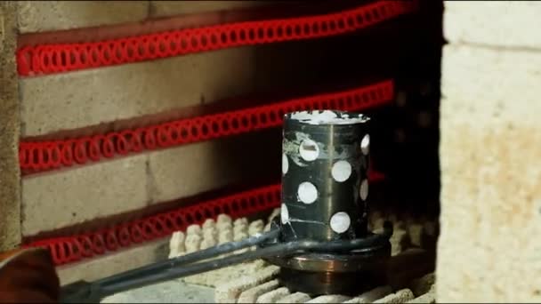 Goldsmith pone molde de yeso en el horno de joyería. Forma de yeso en el taller . — Vídeo de stock