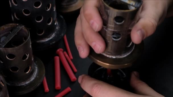 Criando moldes de cera para jóias. Goldsmith a trabalhar. Ferramenta de solda para derreter ceroso, fumaça de solda . — Vídeo de Stock