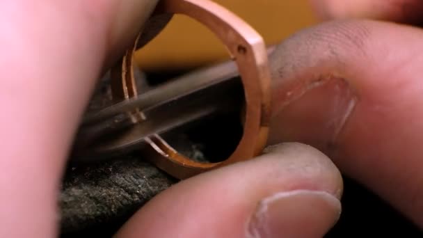 Goldsmith está puliendo un anillo de oro. Joyero trabajando en taller de joyería — Vídeo de stock