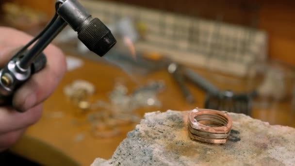 Hantverk. Professionell juvelerare med hjälp av en gasfackla för en smältande gyllene ring. Guldsmeds uppvärmning metall — Stockvideo