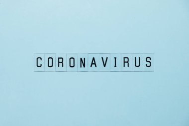 Coronavirus 'u kabul et. COVID-19 'un dünya çapında yayılmasına engel olun ya da engel olun. Mavi arkaplanda harfler.