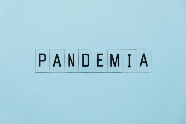 Pandemia Coronavirus. COVID-19 'un dünya çapında yayılmasına engel olun ya da engel olun. Mavi arkaplanda pandemia harfleri.