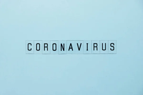 Conceito Coronavírus. Impedir ou parar a propagação do COVID-19 em todo o mundo. Cartas sobre fundo azul . — Fotografia de Stock