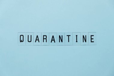 Coronavirus 'u karantinaya alın. COVID-19 'un dünya çapında yayılmasına engel olun ya da engel olun. Mavi arkaplanda karantina mektupları.