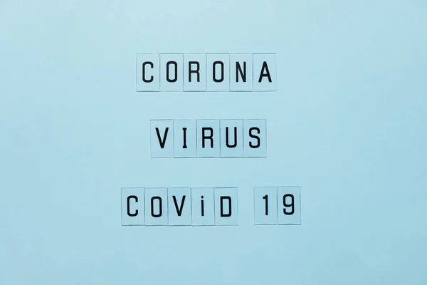 Konzept Coronavirus. Die weltweite Verbreitung der COVID-19 verhindern oder stoppen. Buchstaben auf blauem Hintergrund. — Stockfoto