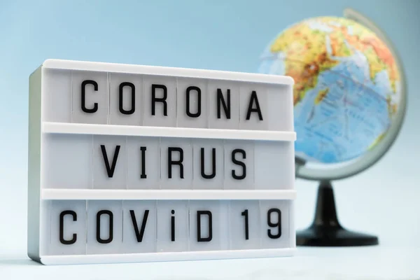 Corona Virüs Konsepti. Coronavirüs salgını. Dünya pandemisi. Mavi arkaplanlı Coronavirus 2019-nCoV romanları. — Stok fotoğraf
