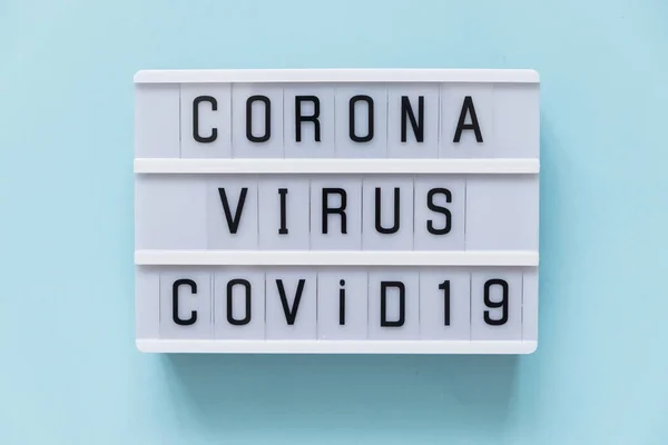 Corona Virus Concept. Coronavirus uitbraak. Wereldpandemie. Nieuwe coronavirus 2019-nCoV met tekst op blauwe achtergrond. — Stockfoto